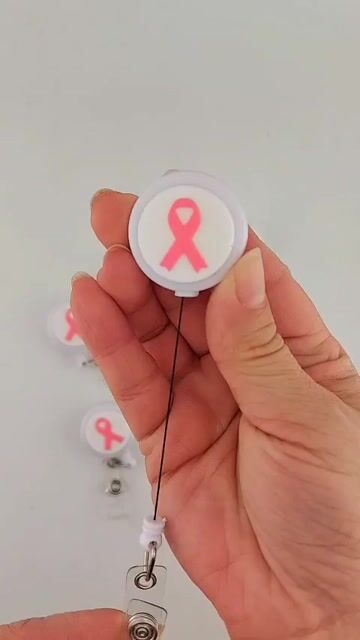 Porta credencial retráctil – Octubre Rosa